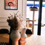 Elísabet Benavent Instagram – De todas las hazañas que el amor es capaz de llevar a cabo, la de manipular el tiempo siempre me ha parecido la más compleja. 
Que sí, que si está lejos todo sucede despacio, que si está cerca todo se atropella, eso lo sabemos todos. Pero a mí me da por pensar que el objeto del amor no se ve afectado; es el amante quien mira preocupado el reloj.
¿Cómo encajar el resto de una vida en esa rotura del espacio tiempo? ¿Cómo hacer posible amar, ser amado y mantener los pies sobre el minutero lógico que mide la realidad?
El amor es un aprendiz de hechicero, que nos roba, turba, hace sentir minúsculos. Nos hace recorrer a gatas la gruta oscura de nuestras propias pequeñeces, nuestras propias inseguridades, nuestros propios miedos.
El amor es la calidez del sol de invierno, el tacto de una alfombra bajo los pies desnudos, una empinada escalera de caracol que resbala, un hogar construido con velas y cuadros de colores. El amor es un salto al vacío sin paracaídas ni cuerda ni red de seguridad. El amor es participar en una tómbola en la que no sabes si vas a ganar o el precio eres tú.

Pd: enamorada de los cuadros de @iluros que cuelgan en mi comedor, del caos de la estantería del salón (que pronto sustituiré por algo acorde al peso que debe sostener), de mis gatos buscando pajaritos y un rayo de sol, de la honestidad con la que los animales buscan las caricias, de encontrarme de nuevo en el reflejo de un espejo donde brillan unas llamas.