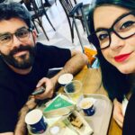 Elísabet Benavent Instagram - Hoy es cumpleaños de uno de los regalos más bonitos que me dio la vida. Querido @originalhs91 Que sigamos recorriendo mundo juntos, probando los mejores margaritas, haciendo el macarra, encontrando lugares donde hacer hogar, emprendiendo aventuras, poniéndonos mascarillas, gritando del susto con películas de miedo, durmiendo la siesta en el sofá, brindando, llorando, haciendo videollamadas y buscando motivos para celebrar la vida. Eres una de esas personas mágicas, con talento y carisma, divertido sin querer serlo, exagerado como tú solo pero leal y desprendido. Gracias por regalarme una familia en Madrid; gracias por formar parte de la mía en Valencia. Gracias por ser mi hermano, da igual en qué punto del planeta estemos. Gracias por ser el mejor tío gatuno del mundo. Te quiero muchísimo y estaré a tu lado SIEMPRE. Para lo bueno, lo malo y lo regulinchi. Felices 32, hermano.