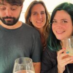 Elísabet Benavent Instagram – Me siento poco original y, además, algo egocéntrica, pero he convertido este “hacer repaso del año” en una tradición que me permite ser honesta conmigo misma, y también con las redes sociales.
2023 ha sido un año difícil; no malo, difícil. Ha sido el año de la soledad escogida, de temer de verdad por primera vez por alguien a quien quieres, de cambiar de rumbo, perder el miedo (o al menos encararlo con buen talante). Ha sido el año de dejar de fumar, de volver a cocinar, de hacer deporte por placer y buscar cierta tranquilidad. Ha sido el año del jetlag, de sobrevolar los Andes, de romper con vínculos tóxicos, seguir yendo a terapia, abrazar mi cuerpo grande y quererme mejor. Porque de eso va, ¿no? De quererse cada año un poquito mejor. 
Me fui a París dos semanas, la primera sola, la segunda en la mejor compañía.
Me hice fotos en los baños con mi hermana pequeña. Hablamos muchísimo sobre la vida y le presentamos nuestras quejas y nuestras ofrendas.
Me demostré que Maldivas no tiene por qué ser un destino para enamorados, aunque la amistad es otro tipo de amor.
Hice hogar junto al Mediterráneo, donde recibí malas noticias, brindé por la vida, lloré, me reí, retocé y leí. 
Presenté un libro que cerraba un ciclo simbólico. Me atreví a jugar con las apariencias y a reírme con ello. Y lo presentó un tipo maravilloso al que quiero millones.
Vi Santiago de Chile despertar entre montañas y “a Amaral le gusta esto”.
Hice el loco con amigos. Afiancé amistades que quiero que duren para siempre. 
Como para siempre quiero que viva el vínculo mágico e increíble que me une a mi sagrada editora y amiga Ana y a mi primo postizo Miguel. Qué suerte tenerles.
También cumplí la promesa de recorrer mundo junto a ellas y, tendremos que demostrarlo en los años venideros, pero tenemos la intención de seguir haciéndolo. Napoles querida…
Y en el momento en el que abracé mi cuerpo y mi vida en soledad, que le di un sentido propio e intransferible a la palabra hogar, que dejé de esperar más, llegó una ola enorme que me elevó sobre mis expectativas, me meció y puso la primera letra para un nuevo idioma compartido. Y me enamoré.

Vaya año. Vaya viaje. 
Vamos a por otro. ¿Me acompañáis?