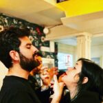 Elísabet Benavent Instagram - Hoy es cumpleaños de uno de los regalos más bonitos que me dio la vida. Querido @originalhs91 Que sigamos recorriendo mundo juntos, probando los mejores margaritas, haciendo el macarra, encontrando lugares donde hacer hogar, emprendiendo aventuras, poniéndonos mascarillas, gritando del susto con películas de miedo, durmiendo la siesta en el sofá, brindando, llorando, haciendo videollamadas y buscando motivos para celebrar la vida. Eres una de esas personas mágicas, con talento y carisma, divertido sin querer serlo, exagerado como tú solo pero leal y desprendido. Gracias por regalarme una familia en Madrid; gracias por formar parte de la mía en Valencia. Gracias por ser mi hermano, da igual en qué punto del planeta estemos. Gracias por ser el mejor tío gatuno del mundo. Te quiero muchísimo y estaré a tu lado SIEMPRE. Para lo bueno, lo malo y lo regulinchi. Felices 32, hermano.