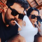 Elísabet Benavent Instagram - Hoy es cumpleaños de uno de los regalos más bonitos que me dio la vida. Querido @originalhs91 Que sigamos recorriendo mundo juntos, probando los mejores margaritas, haciendo el macarra, encontrando lugares donde hacer hogar, emprendiendo aventuras, poniéndonos mascarillas, gritando del susto con películas de miedo, durmiendo la siesta en el sofá, brindando, llorando, haciendo videollamadas y buscando motivos para celebrar la vida. Eres una de esas personas mágicas, con talento y carisma, divertido sin querer serlo, exagerado como tú solo pero leal y desprendido. Gracias por regalarme una familia en Madrid; gracias por formar parte de la mía en Valencia. Gracias por ser mi hermano, da igual en qué punto del planeta estemos. Gracias por ser el mejor tío gatuno del mundo. Te quiero muchísimo y estaré a tu lado SIEMPRE. Para lo bueno, lo malo y lo regulinchi. Felices 32, hermano.