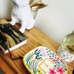 Elísabet Benavent Instagram – AUTOCUIDADO

– Organizarte para poder dormir 20 minutos de siesta. Dormir es un placer bueno, bonito y barato.
– Compartir tiempo con quien te quiere y te hace bien; a quien quieras y hagas bien. Esto incluye a gatos y perros.
– Regalarse flores a una misma. Y quien dice flores dice una maceta con tomillo fresco o un manojo de eucalipto.
– Ponerse una mascarilla, buena música y leer. Me encantan los parches para debajo de los ojos. Es como si me quitasen cansancio acumulado.
– Cocinar algo bonito, rico y sano. Si yo he podido hacer ratatouille, cualquiera puede.
– Bailar y cantar en la cocina; da igual que sea Concha Piquer que Natos y Waor. Tú exprésate.
– Pasar tiempo a solas. A veces eres la mejor compañía.
– Saber decir “no” sin sentimiento de culpa. No puedo. No me siento bien. No me apetece. No quiero. No sé. 
– Aprender a gestionar bien el tiempo para ser más productivo… pero saber perderlo con placer y sin remordimientos. Porque eso es vida.
– Hacer planes para cumplir deseos y sueños. Los míos casi siempre tienen que ver con París.
– Rodearse de cosas bonitas, que nos hacen sonreír, la vida más sencilla, colorida, amable y agradable. Velitas, platitos, bolas de nieve, juguetes varios.
– Vestirse, maquillarse, ponerse mona si a una le apetece, aunque sea para ir a comprar. Cualquier día es especial si te da la santa gana.
– Darse una ducha larga… pero no demasiado, que hay sequía.
– Activar el ocio sano, aquel que te hace aprender, sentirte bien y parte de algo, comprendida. Permitirte emocionarte con cualquier representación artística si es lo que te nace. ¿Por qué estamos empeñados en silenciar las emociones?
– Ir a terapia. Siempre y como mejor cuidado. Ir a terapia para poder hablar, para poder decir con la misma libertad “creo que no estoy bien” o “me encuentro genial”.

Carrusel de fotos de una semana cualquiera.