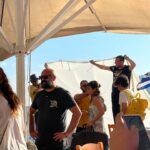 Elísabet Benavent Instagram - ¡¡Es hoy, es hoy, es hoy!! Es hoy, pero para llegar hasta aquí hemos caminado muchísimo. Hace ya dos años que comenzó a gestarse este proyecto y desde hace ya dos años he ido viendo cumplirse un sueño. Es la primera vez que participo tan activamente en la adaptación de uno de mis libros y, aunque no tengo ni idea de nada y soy una recién llegada, puedo afirmar que esta experiencia me ha hecho crecer… y no solo profesionalmente. Quiero dar las gracias a todas las personas que han hecho posible que ‘Un cuento perfecto’ esté hoy en vuestras pantallas. @concha_estruga sin ti esto hubiera sido imposible. Gracias a @plano_a_plano en su totalidad (y a César Benítez, David Jareño y Emilio Amaré en concreto). Gracias a @marinaperezb por el mejor guion que hubiera podido soñar. Gracias a @chloewallace_ por materializarlo y hacer que nos enamoremos de ellos en cada plano. Gracias a Ángel Armada y Laurent Berna por la postproducción y a @_cebrian_renau_aec por una fotografía para morirse de amor. Gracias a @mariatapia2 y @lacortes19 por esos looks siempre perfectos. Gracias a @sergiolh81 y @helen__cast por la peluquería y maquillaje de cuento. Gracias a @yaelbelicha por su maravilloso trabajo. A todo el equipo (Paula, Antonio, Leticia, Lucía, Chipi… jo, perdonad a los que me dejo, tengo la cabeza para aguantarme las orejas)… GRACIAS. Por supuesto, GRACIAS al mejor cast del mundo, que han dado vida a los personajes de una manera mágica @nanitita @meeeeeeeel_ @jimmycastro_ @giajons @russianready @meelocotoon @lydia.pavon @marioermito Gracias a @netflixes por dar alas a este sueño. Y, por supuesto, gracias a todas las personas que leísteis ‘Un cuento perfecto’, a las que lo leeréis, a las que veréis la serie, ya sea en un maratón o paladeándola. GRACIAS en mayúsculas, porque esta es la historia de un cuento imperfecto que terminó siendo inmejorable. No me olvido del mejor compañero de aventuras del mundo: @originalhs91 te quiero, hermano. Un cuento perfecto, ya disponible en Netflix en 192 países. Pd: aún no me creo que sea tan INCREÍBLE!!!! Pd: os dejo unas cuantas fotos de los días que pasé en Grecia viendo el inicio del rodaje. Disfruté como una niña.