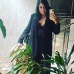 Elísabet Benavent Instagram – Hace unos cuatro años me di cuenta de que la inercia, lo que otros esperaban de mí, las presión por ser lo que querían que fuese… me estaba llevando por delante. No fue fácil, pero fue posible. 
Un día me levanté y decidí poner toda mi vida patas arriba para encontrarme debajo de tanta expectativa; hoy puedo decir que, a pesar de que la ansiedad aún me atenace el pecho a veces, siento que casi todos los días (todos es imposible) me encanta mi vida tal y como es ahora. Habrá cosas que mejorar, pero eso es solamente acicate para seguir haciéndome preguntas (benditas preguntas que me permitieron volar), seguir poniéndome en duda, seguir aprendiendo.
Ha sido un trabajo a jornada completa con sus más y con sus menos, que no siempre ha sido sencillo, pero que ha dado sus frutos y, si me lo preguntas, siento que hay muchas cosas que me ayudaron (y seguirán ayudándome) a encontrar este, mi espacio en el mundo.
– Estar sola
– Construir mi nido según MIS necesidades y gustos
– Eliminar del armario cualquier prenda que ya no me valiese
– Volver a cocinar
– Preparar las cosas bonitas y con mimo también cuando son para mí sola
– La terapia
– Saber decir que no en determinadas situaciones/ a determinadas personas
– Renombrar de pecho para dentro mi círculo íntimo: quién es MI gente de verdad
– Decir “te quiero”
– La terapia (again)
– Perder el miedo a levantar la mano y pedir ayuda
– Obligarme a no hablarme mal; mirarme en el espejo y aceptar que esa soy yo y que estar en mi piel no es un “mientras pierdo peso”
– Retomar rutinas sanas levantarme más temprano, acostarme antes, desengancharme un poco del móvil, hacer ejercicio -el que me gusta a mí, no el que me quema más calorías ni define más ni bla bla bla-, comer fruta, dejar de fumar, organizarme la semana los domingos por la noche…)
– Recordarme que no soy un súper héroe, que no puedo con todo, que está bien sentir que necesito estar sola después de estar con mucha gente, que no pasa nada si me siento exhausta después de cosas muy buenas para mí, que el mejor plan no es siempre el que está fuera de casa…
– Cuidarme para ser buena compañía también para mí misma.
Y la lista sigue creciendo.