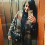 Elísabet Benavent Instagram – Hace unos cuatro años me di cuenta de que la inercia, lo que otros esperaban de mí, las presión por ser lo que querían que fuese… me estaba llevando por delante. No fue fácil, pero fue posible. 
Un día me levanté y decidí poner toda mi vida patas arriba para encontrarme debajo de tanta expectativa; hoy puedo decir que, a pesar de que la ansiedad aún me atenace el pecho a veces, siento que casi todos los días (todos es imposible) me encanta mi vida tal y como es ahora. Habrá cosas que mejorar, pero eso es solamente acicate para seguir haciéndome preguntas (benditas preguntas que me permitieron volar), seguir poniéndome en duda, seguir aprendiendo.
Ha sido un trabajo a jornada completa con sus más y con sus menos, que no siempre ha sido sencillo, pero que ha dado sus frutos y, si me lo preguntas, siento que hay muchas cosas que me ayudaron (y seguirán ayudándome) a encontrar este, mi espacio en el mundo.
– Estar sola
– Construir mi nido según MIS necesidades y gustos
– Eliminar del armario cualquier prenda que ya no me valiese
– Volver a cocinar
– Preparar las cosas bonitas y con mimo también cuando son para mí sola
– La terapia
– Saber decir que no en determinadas situaciones/ a determinadas personas
– Renombrar de pecho para dentro mi círculo íntimo: quién es MI gente de verdad
– Decir “te quiero”
– La terapia (again)
– Perder el miedo a levantar la mano y pedir ayuda
– Obligarme a no hablarme mal; mirarme en el espejo y aceptar que esa soy yo y que estar en mi piel no es un “mientras pierdo peso”
– Retomar rutinas sanas levantarme más temprano, acostarme antes, desengancharme un poco del móvil, hacer ejercicio -el que me gusta a mí, no el que me quema más calorías ni define más ni bla bla bla-, comer fruta, dejar de fumar, organizarme la semana los domingos por la noche…)
– Recordarme que no soy un súper héroe, que no puedo con todo, que está bien sentir que necesito estar sola después de estar con mucha gente, que no pasa nada si me siento exhausta después de cosas muy buenas para mí, que el mejor plan no es siempre el que está fuera de casa…
– Cuidarme para ser buena compañía también para mí misma.
Y la lista sigue creciendo.