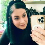 Elísabet Benavent Instagram – Hace unos cuatro años me di cuenta de que la inercia, lo que otros esperaban de mí, las presión por ser lo que querían que fuese… me estaba llevando por delante. No fue fácil, pero fue posible. 
Un día me levanté y decidí poner toda mi vida patas arriba para encontrarme debajo de tanta expectativa; hoy puedo decir que, a pesar de que la ansiedad aún me atenace el pecho a veces, siento que casi todos los días (todos es imposible) me encanta mi vida tal y como es ahora. Habrá cosas que mejorar, pero eso es solamente acicate para seguir haciéndome preguntas (benditas preguntas que me permitieron volar), seguir poniéndome en duda, seguir aprendiendo.
Ha sido un trabajo a jornada completa con sus más y con sus menos, que no siempre ha sido sencillo, pero que ha dado sus frutos y, si me lo preguntas, siento que hay muchas cosas que me ayudaron (y seguirán ayudándome) a encontrar este, mi espacio en el mundo.
– Estar sola
– Construir mi nido según MIS necesidades y gustos
– Eliminar del armario cualquier prenda que ya no me valiese
– Volver a cocinar
– Preparar las cosas bonitas y con mimo también cuando son para mí sola
– La terapia
– Saber decir que no en determinadas situaciones/ a determinadas personas
– Renombrar de pecho para dentro mi círculo íntimo: quién es MI gente de verdad
– Decir “te quiero”
– La terapia (again)
– Perder el miedo a levantar la mano y pedir ayuda
– Obligarme a no hablarme mal; mirarme en el espejo y aceptar que esa soy yo y que estar en mi piel no es un “mientras pierdo peso”
– Retomar rutinas sanas levantarme más temprano, acostarme antes, desengancharme un poco del móvil, hacer ejercicio -el que me gusta a mí, no el que me quema más calorías ni define más ni bla bla bla-, comer fruta, dejar de fumar, organizarme la semana los domingos por la noche…)
– Recordarme que no soy un súper héroe, que no puedo con todo, que está bien sentir que necesito estar sola después de estar con mucha gente, que no pasa nada si me siento exhausta después de cosas muy buenas para mí, que el mejor plan no es siempre el que está fuera de casa…
– Cuidarme para ser buena compañía también para mí misma.
Y la lista sigue creciendo.