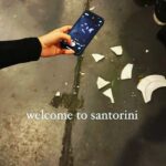 Elísabet Benavent Instagram - ¡¡Es hoy, es hoy, es hoy!! Es hoy, pero para llegar hasta aquí hemos caminado muchísimo. Hace ya dos años que comenzó a gestarse este proyecto y desde hace ya dos años he ido viendo cumplirse un sueño. Es la primera vez que participo tan activamente en la adaptación de uno de mis libros y, aunque no tengo ni idea de nada y soy una recién llegada, puedo afirmar que esta experiencia me ha hecho crecer… y no solo profesionalmente. Quiero dar las gracias a todas las personas que han hecho posible que ‘Un cuento perfecto’ esté hoy en vuestras pantallas. @concha_estruga sin ti esto hubiera sido imposible. Gracias a @plano_a_plano en su totalidad (y a César Benítez, David Jareño y Emilio Amaré en concreto). Gracias a @marinaperezb por el mejor guion que hubiera podido soñar. Gracias a @chloewallace_ por materializarlo y hacer que nos enamoremos de ellos en cada plano. Gracias a Ángel Armada y Laurent Berna por la postproducción y a @_cebrian_renau_aec por una fotografía para morirse de amor. Gracias a @mariatapia2 y @lacortes19 por esos looks siempre perfectos. Gracias a @sergiolh81 y @helen__cast por la peluquería y maquillaje de cuento. Gracias a @yaelbelicha por su maravilloso trabajo. A todo el equipo (Paula, Antonio, Leticia, Lucía, Chipi… jo, perdonad a los que me dejo, tengo la cabeza para aguantarme las orejas)… GRACIAS. Por supuesto, GRACIAS al mejor cast del mundo, que han dado vida a los personajes de una manera mágica @nanitita @meeeeeeeel_ @jimmycastro_ @giajons @russianready @meelocotoon @lydia.pavon @marioermito Gracias a @netflixes por dar alas a este sueño. Y, por supuesto, gracias a todas las personas que leísteis ‘Un cuento perfecto’, a las que lo leeréis, a las que veréis la serie, ya sea en un maratón o paladeándola. GRACIAS en mayúsculas, porque esta es la historia de un cuento imperfecto que terminó siendo inmejorable. No me olvido del mejor compañero de aventuras del mundo: @originalhs91 te quiero, hermano. Un cuento perfecto, ya disponible en Netflix en 192 países. Pd: aún no me creo que sea tan INCREÍBLE!!!! Pd: os dejo unas cuantas fotos de los días que pasé en Grecia viendo el inicio del rodaje. Disfruté como una niña.