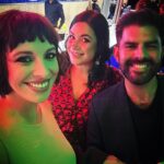 Elísabet Benavent Instagram – Hace unos cuatro años me di cuenta de que la inercia, lo que otros esperaban de mí, las presión por ser lo que querían que fuese… me estaba llevando por delante. No fue fácil, pero fue posible. 
Un día me levanté y decidí poner toda mi vida patas arriba para encontrarme debajo de tanta expectativa; hoy puedo decir que, a pesar de que la ansiedad aún me atenace el pecho a veces, siento que casi todos los días (todos es imposible) me encanta mi vida tal y como es ahora. Habrá cosas que mejorar, pero eso es solamente acicate para seguir haciéndome preguntas (benditas preguntas que me permitieron volar), seguir poniéndome en duda, seguir aprendiendo.
Ha sido un trabajo a jornada completa con sus más y con sus menos, que no siempre ha sido sencillo, pero que ha dado sus frutos y, si me lo preguntas, siento que hay muchas cosas que me ayudaron (y seguirán ayudándome) a encontrar este, mi espacio en el mundo.
– Estar sola
– Construir mi nido según MIS necesidades y gustos
– Eliminar del armario cualquier prenda que ya no me valiese
– Volver a cocinar
– Preparar las cosas bonitas y con mimo también cuando son para mí sola
– La terapia
– Saber decir que no en determinadas situaciones/ a determinadas personas
– Renombrar de pecho para dentro mi círculo íntimo: quién es MI gente de verdad
– Decir “te quiero”
– La terapia (again)
– Perder el miedo a levantar la mano y pedir ayuda
– Obligarme a no hablarme mal; mirarme en el espejo y aceptar que esa soy yo y que estar en mi piel no es un “mientras pierdo peso”
– Retomar rutinas sanas levantarme más temprano, acostarme antes, desengancharme un poco del móvil, hacer ejercicio -el que me gusta a mí, no el que me quema más calorías ni define más ni bla bla bla-, comer fruta, dejar de fumar, organizarme la semana los domingos por la noche…)
– Recordarme que no soy un súper héroe, que no puedo con todo, que está bien sentir que necesito estar sola después de estar con mucha gente, que no pasa nada si me siento exhausta después de cosas muy buenas para mí, que el mejor plan no es siempre el que está fuera de casa…
– Cuidarme para ser buena compañía también para mí misma.
Y la lista sigue creciendo.