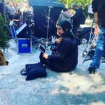 Elísabet Benavent Instagram - ¡¡Es hoy, es hoy, es hoy!! Es hoy, pero para llegar hasta aquí hemos caminado muchísimo. Hace ya dos años que comenzó a gestarse este proyecto y desde hace ya dos años he ido viendo cumplirse un sueño. Es la primera vez que participo tan activamente en la adaptación de uno de mis libros y, aunque no tengo ni idea de nada y soy una recién llegada, puedo afirmar que esta experiencia me ha hecho crecer… y no solo profesionalmente. Quiero dar las gracias a todas las personas que han hecho posible que ‘Un cuento perfecto’ esté hoy en vuestras pantallas. @concha_estruga sin ti esto hubiera sido imposible. Gracias a @plano_a_plano en su totalidad (y a César Benítez, David Jareño y Emilio Amaré en concreto). Gracias a @marinaperezb por el mejor guion que hubiera podido soñar. Gracias a @chloewallace_ por materializarlo y hacer que nos enamoremos de ellos en cada plano. Gracias a Ángel Armada y Laurent Berna por la postproducción y a @_cebrian_renau_aec por una fotografía para morirse de amor. Gracias a @mariatapia2 y @lacortes19 por esos looks siempre perfectos. Gracias a @sergiolh81 y @helen__cast por la peluquería y maquillaje de cuento. Gracias a @yaelbelicha por su maravilloso trabajo. A todo el equipo (Paula, Antonio, Leticia, Lucía, Chipi… jo, perdonad a los que me dejo, tengo la cabeza para aguantarme las orejas)… GRACIAS. Por supuesto, GRACIAS al mejor cast del mundo, que han dado vida a los personajes de una manera mágica @nanitita @meeeeeeeel_ @jimmycastro_ @giajons @russianready @meelocotoon @lydia.pavon @marioermito Gracias a @netflixes por dar alas a este sueño. Y, por supuesto, gracias a todas las personas que leísteis ‘Un cuento perfecto’, a las que lo leeréis, a las que veréis la serie, ya sea en un maratón o paladeándola. GRACIAS en mayúsculas, porque esta es la historia de un cuento imperfecto que terminó siendo inmejorable. No me olvido del mejor compañero de aventuras del mundo: @originalhs91 te quiero, hermano. Un cuento perfecto, ya disponible en Netflix en 192 países. Pd: aún no me creo que sea tan INCREÍBLE!!!! Pd: os dejo unas cuantas fotos de los días que pasé en Grecia viendo el inicio del rodaje. Disfruté como una niña.