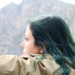 Elísabet Benavent Instagram – Fui un país en ruinas. Fui un lugar inhabitable incluso para mí. Así que me fabriqué un pasaporte con el que hacer que el tiempo y el espacio se convirtieran en el mismo borrón que dibujan los postes de teléfono cuando viajas en tren.
Pero mi país era pequeño y me recorrí entera antes de lo esperado, así que me senté en el andén a esperar que llegase ayuda desde las fronteras. Y lo que vi no me gustó, ni hacia fuera ni hacia dentro.
Y me cansé.
Armada con más voluntad que fuerza puse en orden los destrozos, barrí las calles, encendí el alumbrado, coloqué de nuevo el cristal en todas las ventanas que estallaron en mí y, con el trabajo terminado, me senté, crucé las piernas y con un suspiro pensé: ahora sí.
Pero ahora no. Porque llegaste tú. Y de pronto el cielo no estaba donde yo lo había colocado, el mes de septiembre duró 203 días y un suspiro (todo a la vez) y cuando quise darme cuenta ya no fumaba y me preocupaba la vida sana. Llegaste tú, y ahora en el país que soy suena música a todas horas y no sé dónde están los altavoces, porque me tiembla el pecho. ¿O es que volvió a latir? 
Llegaste tú, y llegaron los besos con el paraguas y los ojos cerrados, sin importar la lluvia, los cepillos del pelo y de dientes, el pijama, el cajón vacío, la muda, tus libros, los míos y las series que no puedo ver si no estás conmigo. Y perdí el reloj. Ahora ya no sé por qué parece que ha pasado un siglo desde que fui ruina ni por qué todo ha pasado tan rápido.
Como los miedos, que también llegaron contigo, pero no de tu mano. Esos los puse yo. Miedo a que te vayas. A estropearlo. A que se muera solo. A que estemos locos de maneras diferentes.
Y ya no habrá paz para este país pequeño que se pasa los días en fiesta, temiendo ese momento del domingo en que se cierra la puerta y vuelve el silencio. Ese momento, condensado, pequeño pero denso, antes de que mi vida retome el ritmo, cuando solo te echo de menos.
Ahora, tumbada en el sofá con un libro en el regazo estoy triste porque es domingo, pero sonrío. Sonrío porque me ha dado por pensar que siempre fui un país caótico y pequeño, pero nunca nadie me hizo tantas fotos.