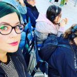 Elísabet Benavent Instagram - ¡¡Es hoy, es hoy, es hoy!! Es hoy, pero para llegar hasta aquí hemos caminado muchísimo. Hace ya dos años que comenzó a gestarse este proyecto y desde hace ya dos años he ido viendo cumplirse un sueño. Es la primera vez que participo tan activamente en la adaptación de uno de mis libros y, aunque no tengo ni idea de nada y soy una recién llegada, puedo afirmar que esta experiencia me ha hecho crecer… y no solo profesionalmente. Quiero dar las gracias a todas las personas que han hecho posible que ‘Un cuento perfecto’ esté hoy en vuestras pantallas. @concha_estruga sin ti esto hubiera sido imposible. Gracias a @plano_a_plano en su totalidad (y a César Benítez, David Jareño y Emilio Amaré en concreto). Gracias a @marinaperezb por el mejor guion que hubiera podido soñar. Gracias a @chloewallace_ por materializarlo y hacer que nos enamoremos de ellos en cada plano. Gracias a Ángel Armada y Laurent Berna por la postproducción y a @_cebrian_renau_aec por una fotografía para morirse de amor. Gracias a @mariatapia2 y @lacortes19 por esos looks siempre perfectos. Gracias a @sergiolh81 y @helen__cast por la peluquería y maquillaje de cuento. Gracias a @yaelbelicha por su maravilloso trabajo. A todo el equipo (Paula, Antonio, Leticia, Lucía, Chipi… jo, perdonad a los que me dejo, tengo la cabeza para aguantarme las orejas)… GRACIAS. Por supuesto, GRACIAS al mejor cast del mundo, que han dado vida a los personajes de una manera mágica @nanitita @meeeeeeeel_ @jimmycastro_ @giajons @russianready @meelocotoon @lydia.pavon @marioermito Gracias a @netflixes por dar alas a este sueño. Y, por supuesto, gracias a todas las personas que leísteis ‘Un cuento perfecto’, a las que lo leeréis, a las que veréis la serie, ya sea en un maratón o paladeándola. GRACIAS en mayúsculas, porque esta es la historia de un cuento imperfecto que terminó siendo inmejorable. No me olvido del mejor compañero de aventuras del mundo: @originalhs91 te quiero, hermano. Un cuento perfecto, ya disponible en Netflix en 192 países. Pd: aún no me creo que sea tan INCREÍBLE!!!! Pd: os dejo unas cuantas fotos de los días que pasé en Grecia viendo el inicio del rodaje. Disfruté como una niña.