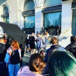 Elísabet Benavent Instagram - ¡¡Es hoy, es hoy, es hoy!! Es hoy, pero para llegar hasta aquí hemos caminado muchísimo. Hace ya dos años que comenzó a gestarse este proyecto y desde hace ya dos años he ido viendo cumplirse un sueño. Es la primera vez que participo tan activamente en la adaptación de uno de mis libros y, aunque no tengo ni idea de nada y soy una recién llegada, puedo afirmar que esta experiencia me ha hecho crecer… y no solo profesionalmente. Quiero dar las gracias a todas las personas que han hecho posible que ‘Un cuento perfecto’ esté hoy en vuestras pantallas. @concha_estruga sin ti esto hubiera sido imposible. Gracias a @plano_a_plano en su totalidad (y a César Benítez, David Jareño y Emilio Amaré en concreto). Gracias a @marinaperezb por el mejor guion que hubiera podido soñar. Gracias a @chloewallace_ por materializarlo y hacer que nos enamoremos de ellos en cada plano. Gracias a Ángel Armada y Laurent Berna por la postproducción y a @_cebrian_renau_aec por una fotografía para morirse de amor. Gracias a @mariatapia2 y @lacortes19 por esos looks siempre perfectos. Gracias a @sergiolh81 y @helen__cast por la peluquería y maquillaje de cuento. Gracias a @yaelbelicha por su maravilloso trabajo. A todo el equipo (Paula, Antonio, Leticia, Lucía, Chipi… jo, perdonad a los que me dejo, tengo la cabeza para aguantarme las orejas)… GRACIAS. Por supuesto, GRACIAS al mejor cast del mundo, que han dado vida a los personajes de una manera mágica @nanitita @meeeeeeeel_ @jimmycastro_ @giajons @russianready @meelocotoon @lydia.pavon @marioermito Gracias a @netflixes por dar alas a este sueño. Y, por supuesto, gracias a todas las personas que leísteis ‘Un cuento perfecto’, a las que lo leeréis, a las que veréis la serie, ya sea en un maratón o paladeándola. GRACIAS en mayúsculas, porque esta es la historia de un cuento imperfecto que terminó siendo inmejorable. No me olvido del mejor compañero de aventuras del mundo: @originalhs91 te quiero, hermano. Un cuento perfecto, ya disponible en Netflix en 192 países. Pd: aún no me creo que sea tan INCREÍBLE!!!! Pd: os dejo unas cuantas fotos de los días que pasé en Grecia viendo el inicio del rodaje. Disfruté como una niña.