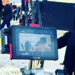 Elísabet Benavent Instagram - ¡¡Es hoy, es hoy, es hoy!! Es hoy, pero para llegar hasta aquí hemos caminado muchísimo. Hace ya dos años que comenzó a gestarse este proyecto y desde hace ya dos años he ido viendo cumplirse un sueño. Es la primera vez que participo tan activamente en la adaptación de uno de mis libros y, aunque no tengo ni idea de nada y soy una recién llegada, puedo afirmar que esta experiencia me ha hecho crecer… y no solo profesionalmente. Quiero dar las gracias a todas las personas que han hecho posible que ‘Un cuento perfecto’ esté hoy en vuestras pantallas. @concha_estruga sin ti esto hubiera sido imposible. Gracias a @plano_a_plano en su totalidad (y a César Benítez, David Jareño y Emilio Amaré en concreto). Gracias a @marinaperezb por el mejor guion que hubiera podido soñar. Gracias a @chloewallace_ por materializarlo y hacer que nos enamoremos de ellos en cada plano. Gracias a Ángel Armada y Laurent Berna por la postproducción y a @_cebrian_renau_aec por una fotografía para morirse de amor. Gracias a @mariatapia2 y @lacortes19 por esos looks siempre perfectos. Gracias a @sergiolh81 y @helen__cast por la peluquería y maquillaje de cuento. Gracias a @yaelbelicha por su maravilloso trabajo. A todo el equipo (Paula, Antonio, Leticia, Lucía, Chipi… jo, perdonad a los que me dejo, tengo la cabeza para aguantarme las orejas)… GRACIAS. Por supuesto, GRACIAS al mejor cast del mundo, que han dado vida a los personajes de una manera mágica @nanitita @meeeeeeeel_ @jimmycastro_ @giajons @russianready @meelocotoon @lydia.pavon @marioermito Gracias a @netflixes por dar alas a este sueño. Y, por supuesto, gracias a todas las personas que leísteis ‘Un cuento perfecto’, a las que lo leeréis, a las que veréis la serie, ya sea en un maratón o paladeándola. GRACIAS en mayúsculas, porque esta es la historia de un cuento imperfecto que terminó siendo inmejorable. No me olvido del mejor compañero de aventuras del mundo: @originalhs91 te quiero, hermano. Un cuento perfecto, ya disponible en Netflix en 192 países. Pd: aún no me creo que sea tan INCREÍBLE!!!! Pd: os dejo unas cuantas fotos de los días que pasé en Grecia viendo el inicio del rodaje. Disfruté como una niña.