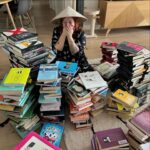Elísabet Benavent Instagram – Fui un país en ruinas. Fui un lugar inhabitable incluso para mí. Así que me fabriqué un pasaporte con el que hacer que el tiempo y el espacio se convirtieran en el mismo borrón que dibujan los postes de teléfono cuando viajas en tren.
Pero mi país era pequeño y me recorrí entera antes de lo esperado, así que me senté en el andén a esperar que llegase ayuda desde las fronteras. Y lo que vi no me gustó, ni hacia fuera ni hacia dentro.
Y me cansé.
Armada con más voluntad que fuerza puse en orden los destrozos, barrí las calles, encendí el alumbrado, coloqué de nuevo el cristal en todas las ventanas que estallaron en mí y, con el trabajo terminado, me senté, crucé las piernas y con un suspiro pensé: ahora sí.
Pero ahora no. Porque llegaste tú. Y de pronto el cielo no estaba donde yo lo había colocado, el mes de septiembre duró 203 días y un suspiro (todo a la vez) y cuando quise darme cuenta ya no fumaba y me preocupaba la vida sana. Llegaste tú, y ahora en el país que soy suena música a todas horas y no sé dónde están los altavoces, porque me tiembla el pecho. ¿O es que volvió a latir? 
Llegaste tú, y llegaron los besos con el paraguas y los ojos cerrados, sin importar la lluvia, los cepillos del pelo y de dientes, el pijama, el cajón vacío, la muda, tus libros, los míos y las series que no puedo ver si no estás conmigo. Y perdí el reloj. Ahora ya no sé por qué parece que ha pasado un siglo desde que fui ruina ni por qué todo ha pasado tan rápido.
Como los miedos, que también llegaron contigo, pero no de tu mano. Esos los puse yo. Miedo a que te vayas. A estropearlo. A que se muera solo. A que estemos locos de maneras diferentes.
Y ya no habrá paz para este país pequeño que se pasa los días en fiesta, temiendo ese momento del domingo en que se cierra la puerta y vuelve el silencio. Ese momento, condensado, pequeño pero denso, antes de que mi vida retome el ritmo, cuando solo te echo de menos.
Ahora, tumbada en el sofá con un libro en el regazo estoy triste porque es domingo, pero sonrío. Sonrío porque me ha dado por pensar que siempre fui un país caótico y pequeño, pero nunca nadie me hizo tantas fotos.