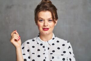 Elaine Carroll Instagram - Hello from me and my disembodied hand
...
...
...
📷 by the incredible @mellylee_ 💄 by the incredible @beautystylelist