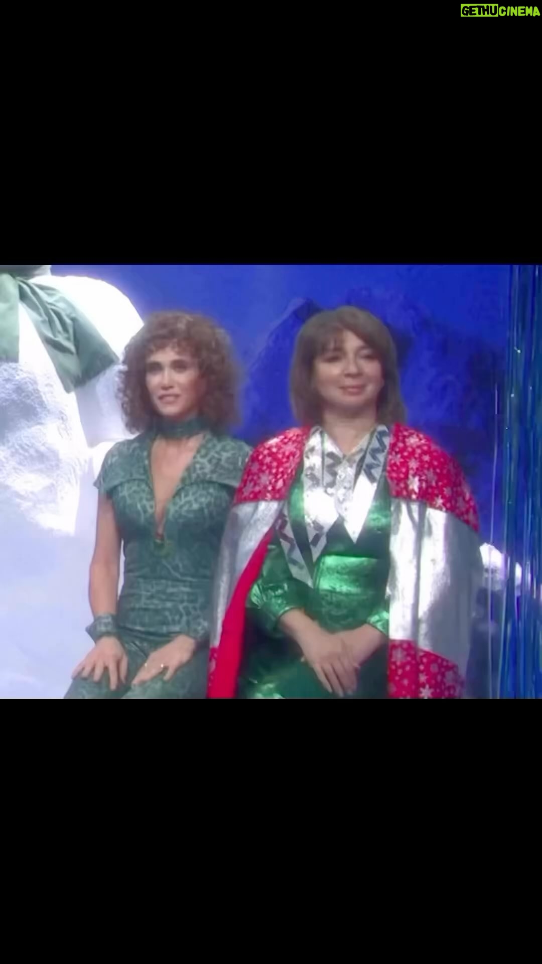 Elaine Goldsmith-Thomas Instagram - Who doesn’t love ABBA Christmas songs! #snl at its best