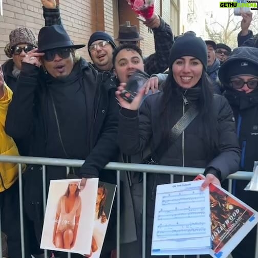 Elaine Goldsmith-Thomas Instagram - @jlo LIVE outside @theviewabc #thisismenow and I’m cold!!!!!