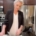 Elaine Hendrix Instagram - 💊😴🏕🦎