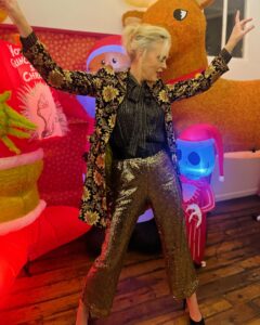 Elaine Hendrix Instagram - Merry Christmas from our little crazy, cozy world to you & yours. Wishing you peace, ease, contentment & gentleness. Tis’ the season for all that is tender & light. 🎄🎁😘