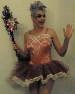 Elaine Hendrix Instagram - I have always loved Halloween & dressing up for it. Traditionally I make my costumes just to be creative & have fun. Can’t wait to see yours. Be safe out there y’all! 🎃💀🤠👹👻🤡🥸👽😈🐺

#halloween #happyhalloween #dressup #costumes #mondaymemories #memorymonday