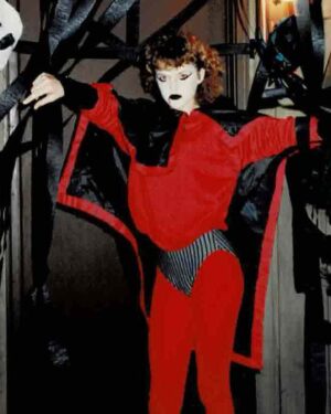 Elaine Hendrix Instagram - I have always loved Halloween & dressing up for it. Traditionally I make my costumes just to be creative & have fun. Can’t wait to see yours. Be safe out there y’all! 🎃💀🤠👹👻🤡🥸👽😈🐺

#halloween #happyhalloween #dressup #costumes #mondaymemories #memorymonday