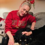 Elaine Hendrix Instagram - Merry Christmas from our little crazy, cozy world to you & yours. Wishing you peace, ease, contentment & gentleness. Tis’ the season for all that is tender & light. 🎄🎁😘