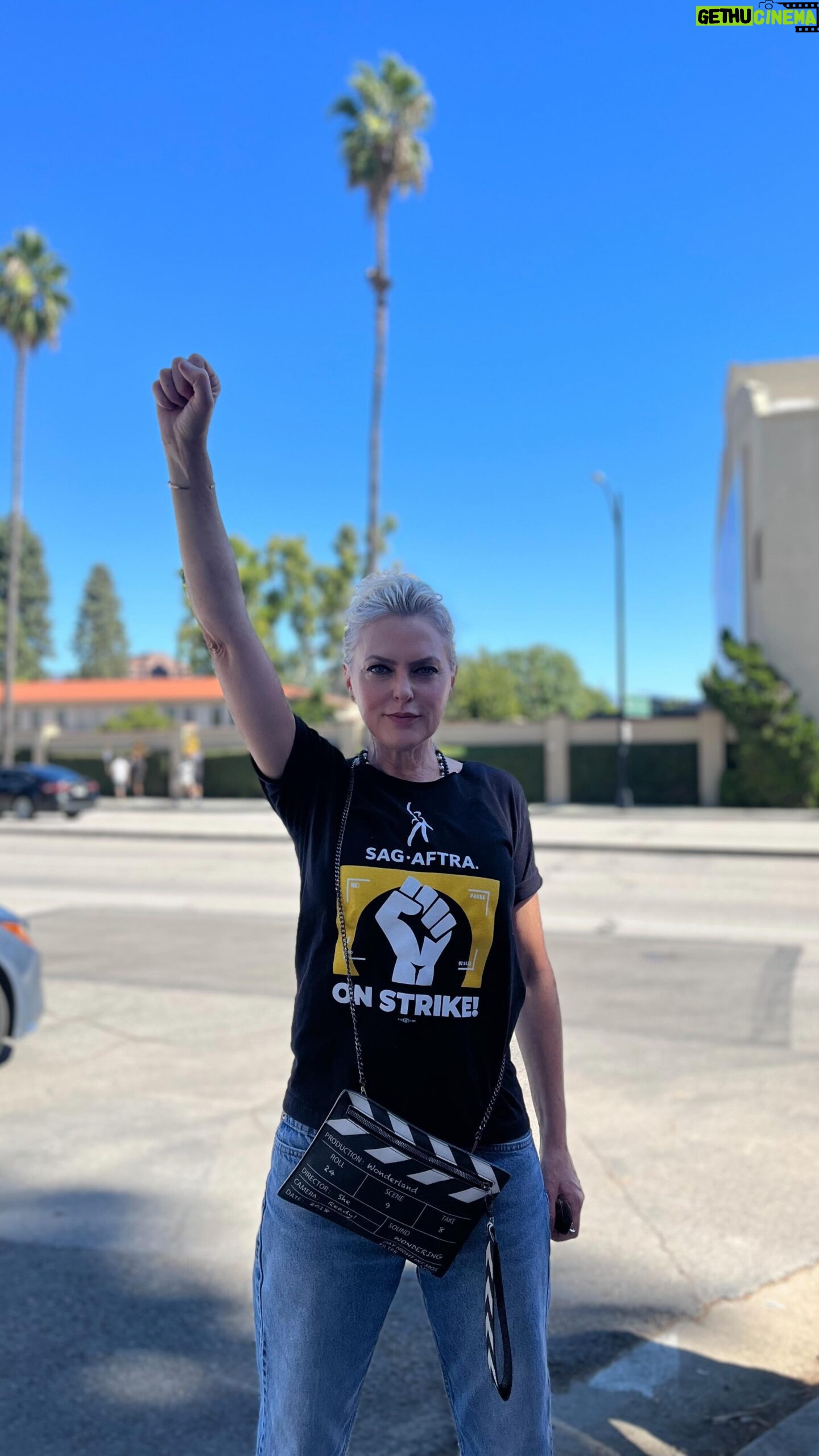 Elaine Hendrix Instagram - We are @sagaftra #UnionStrong and we will not back down. . . . @lisaannwalter @kristinbauer @sharonelawrence @lea_thompson @mslaurenwhite @abbywallawalla @iamsarahmclean @_melissahayden @seamuspatrickdever @cleverdeverwherever