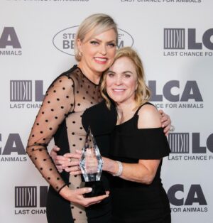 Elaine Hendrix Instagram - It was my deepest honor to receive the 2022 Celebrity Activist Award from @lc4a. Anyone who knows me knows animals are my life. I fight for their voices, their respect and their lives ever single day. They are so worthy of our attention. I AM AN ANIMAL RIGHTS ACTIVIST. 

So many of my beautiful, amazing friends came out and I didn’t take pictures. It was an emotional, overwhelming evening for me. But I love them all dearly. 

Photos by; @frncscamaria • Amanda Edwards • John Collazos; Dress: @stellamccartney (via @arinburke); Hair: @dvohair