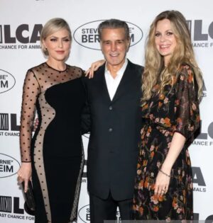 Elaine Hendrix Instagram - It was my deepest honor to receive the 2022 Celebrity Activist Award from @lc4a. Anyone who knows me knows animals are my life. I fight for their voices, their respect and their lives ever single day. They are so worthy of our attention. I AM AN ANIMAL RIGHTS ACTIVIST. 

So many of my beautiful, amazing friends came out and I didn’t take pictures. It was an emotional, overwhelming evening for me. But I love them all dearly. 

Photos by; @frncscamaria • Amanda Edwards • John Collazos; Dress: @stellamccartney (via @arinburke); Hair: @dvohair