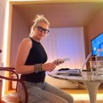 Elaine Hendrix Instagram - Is everyone ready to get back to work*? I love being creative. I love working with teams. This strike has been challenging for so many folks - in and out of the industry equally. So many support businesses affected. The gratitude for sticking with us and staying strong in the face of hardship cannot be overstated. Thank you. Now let’s get back in production! I can’t wait to work with you. 🤍🩶🖤 *This image was taken when I was in NY by my friend @jennalaurenzo while I was shooting a SAG-AFTRA legal promo piece over the summer. I was staying in a hotel with a literal box of a room. What a trip. Had a blast. #thestrikeisover #newyork #hotel #sagaftra #production