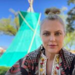 Elaine Hendrix Instagram - Gathering of Nations 2023 @gatheringofnations 1. Teepee Village 2. Ojibway friends 3. Royalty 4. Chickasaw friend 5. Crown 6. Santo Domingo Pueblo friend 7. Main grounds 8. Menominee friends (and Junior Grass Dance Competitor) 9. Miss Indian World 2022 Tashina Red Hawk 10. Drumming & singing #gatheringofnations #powwow #ojibway #chickasaw #santodomingopueblo #minominee #teepee #village #grassdancer #friends #drumming #singing #royalty #crown #missindianworld #albuquerque #newmexico #nativeamericans #nations #grateful