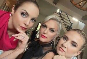 Elaine Hendrix Instagram - DYNASTY S5 is officially on #Netflix today. It was a wild, wonderful ride I am grateful for every single day. I love these people as well as all those behind these scenes not pictured here. Thank you to the village it took to bring this to life: cast, crew, writers, producers, directors, executives, CBS, The CW, Netflix and, of course, the fans. So much love to you all. 💎🖤💋 
xo Alexis Morell Carrington Colby Dexter #Dynasty