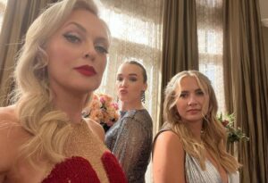 Elaine Hendrix Instagram - DYNASTY S5 is officially on #Netflix today. It was a wild, wonderful ride I am grateful for every single day. I love these people as well as all those behind these scenes not pictured here. Thank you to the village it took to bring this to life: cast, crew, writers, producers, directors, executives, CBS, The CW, Netflix and, of course, the fans. So much love to you all. 💎🖤💋 
xo Alexis Morell Carrington Colby Dexter #Dynasty
