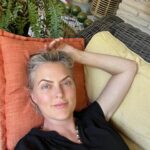 Elaine Hendrix Instagram - Living life. It’s a thing. 🧡💛