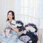 Elaine Ho Instagram - 你們是狗派🐶還是貓派🐱？ 大家都知道我是Lufa的媽媽（超狗派） 其實我也曾經養過一隻白貓唷～（貓派也是我） 所以這個問題我真的選不出來！！ 既然選不出來 那只好都擁有吧🤩 迪士尼控千萬不能錯過！ 7-11與魯斯佛、瑪麗貓、娜娜狗 推出的萌寵派對系列，讓狗派貓派一次滿足🎉 多樣實用的限定周邊 不管是辦公室或者家裡 都能有超萌的貓貓狗狗陪伴 看到心都融化了、療癒感滿分💯 迪士尼鐵粉們快記下來 🔺5/29 15:00-6/9 快閃購 就到7-11門市把這些小可愛們一起帶回家吧(⁎⁍̴̛ᴗ⁍̴̛⁎) @7eleventw #7ELEVEN #迪士尼 #disney #超商開箱 #萌寵派對 #魯斯佛 #Lucifer