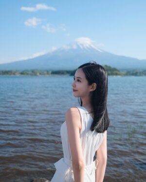 Elaine Ho Instagram - 我在富士山腳下 🗻

#富士山下 #富士山河口湖 #大石公園 

outfit/ @greenpea_tw
