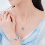 Elaine Ho Instagram – 你們是狗派🐶還是貓派🐱？

大家都知道我是Lufa的媽媽（超狗派）
其實我也曾經養過一隻白貓唷～（貓派也是我）
所以這個問題我真的選不出來！！

既然選不出來
那只好都擁有吧🤩
迪士尼控千萬不能錯過！
7-11與魯斯佛、瑪麗貓、娜娜狗
推出的萌寵派對系列，讓狗派貓派一次滿足🎉

多樣實用的限定周邊
不管是辦公室或者家裡
都能有超萌的貓貓狗狗陪伴
看到心都融化了、療癒感滿分💯

迪士尼鐵粉們快記下來
🔺5/29 15:00-6/9 快閃購
就到7-11門市把這些小可愛們一起帶回家吧(⁎⁍̴̛ᴗ⁍̴̛⁎)

@7eleventw 

#7ELEVEN #迪士尼 #disney #超商開箱 #萌寵派對 #魯斯佛 #Lucifer