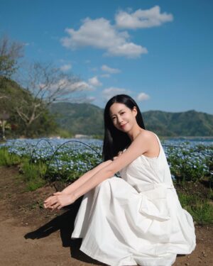Elaine Ho Instagram - 我在富士山腳下 🗻

#富士山下 #富士山河口湖 #大石公園 

outfit/ @greenpea_tw