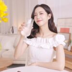 Elaine Ho Instagram - 笑容，是女生最美的武器😁 平常我定期都會進行牙齒美白 結果有段時間牙齒都會很敏感 好多美食都不敢大吃一頓ʚ̴̶̷.ʚ̴̶̷̥̀ 不小心吃到太甜、太冰的食物 真的超級酸😖 在反覆牙敏感還是美麗之間 我選擇了都要👍 我的秘訣就是~ 「高露潔抗敏專家牙膏」✨ 除了牙齒美白🦷 生活中的飲食習慣、清潔方式 都有可能會讓琺瑯質損傷而延伸不同的問題 像是我最在意的牙齒敏感酸痛 而高露潔新推出的的抗敏專家牙膏 我實際使用下來真的快速又有效果(⁎⁍̴̛ᴗ⁍̴̛⁎) 它獨特的速效胺基酸配方* 小分子胺基酸配方會填補我們牙本質外露部位 形成一個「防護網」 🛠️ 「1分鐘」就能有效幫助舒緩牙敏感酸痛、超級有感❛‿˂✧̵ 這次抗敏專家牙膏還添加了雙鋅配方 幫助去除牙菌斑、減少牙齦炎發生率 不管是牙齦還是牙齒 高露潔都幫我照顧的好好的·͜·♡ 刷完牙我還會搭配漱口水一起使用 清潔一次到位🫡 有了高露潔抗敏專家牙膏與漱口水的雙重保護 笑容與口腔護理都是零死角 🤍 現在到momo還有買4送4優惠 再加贈限量好禮唷🎁 🛒 https://bit.ly/3UDRJDd ps.像我很怕牙膏很涼 但這款完全可以接受👌 所以有跟我一樣怕涼的人可以放心購買🛍️ @colgate.taiwan #本文與高露潔合作 #配合正確刷牙及使用漱口水習慣 #高露潔 #抗敏專家 #抗敏感 #速效胺基酸 #一分鐘速抗牙敏感 *來自於精氨酸配方 #配合正確刷牙習慣並按包裝說明使用