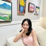 Elaine Ho Instagram - 新家開箱影片看了嗎🏠💐🩷 outfit/ @bearlyawake_bysqb (居家內搭🍒）