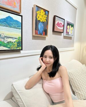 Elaine Ho Instagram - 新家開箱影片看了嗎🏠💐🩷

outfit/ @bearlyawake_bysqb (居家內搭🍒）