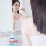 Elaine Ho Instagram - 笑容，是女生最美的武器😁 平常我定期都會進行牙齒美白 結果有段時間牙齒都會很敏感 好多美食都不敢大吃一頓ʚ̴̶̷.ʚ̴̶̷̥̀ 不小心吃到太甜、太冰的食物 真的超級酸😖 在反覆牙敏感還是美麗之間 我選擇了都要👍 我的秘訣就是~ 「高露潔抗敏專家牙膏」✨ 除了牙齒美白🦷 生活中的飲食習慣、清潔方式 都有可能會讓琺瑯質損傷而延伸不同的問題 像是我最在意的牙齒敏感酸痛 而高露潔新推出的的抗敏專家牙膏 我實際使用下來真的快速又有效果(⁎⁍̴̛ᴗ⁍̴̛⁎) 它獨特的速效胺基酸配方* 小分子胺基酸配方會填補我們牙本質外露部位 形成一個「防護網」 🛠️ 「1分鐘」就能有效幫助舒緩牙敏感酸痛、超級有感❛‿˂✧̵ 這次抗敏專家牙膏還添加了雙鋅配方 幫助去除牙菌斑、減少牙齦炎發生率 不管是牙齦還是牙齒 高露潔都幫我照顧的好好的·͜·♡ 刷完牙我還會搭配漱口水一起使用 清潔一次到位🫡 有了高露潔抗敏專家牙膏與漱口水的雙重保護 笑容與口腔護理都是零死角 🤍 現在到momo還有買4送4優惠 再加贈限量好禮唷🎁 🛒 https://bit.ly/3UDRJDd ps.像我很怕牙膏很涼 但這款完全可以接受👌 所以有跟我一樣怕涼的人可以放心購買🛍️ @colgate.taiwan #本文與高露潔合作 #配合正確刷牙及使用漱口水習慣 #高露潔 #抗敏專家 #抗敏感 #速效胺基酸 #一分鐘速抗牙敏感 *來自於精氨酸配方 #配合正確刷牙習慣並按包裝說明使用