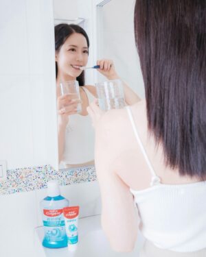 Elaine Ho Instagram - 笑容，是女生最美的武器😁
平常我定期都會進行牙齒美白 
結果有段時間牙齒都會很敏感 
好多美食都不敢大吃一頓ʚ̴̶̷.ʚ̴̶̷̥̀
不小心吃到太甜、太冰的食物 
真的超級酸😖
在反覆牙敏感還是美麗之間 
我選擇了都要👍
 
我的秘訣就是~
「高露潔抗敏專家牙膏」✨
除了牙齒美白🦷
生活中的飲食習慣、清潔方式 
都有可能會讓琺瑯質損傷而延伸不同的問題
像是我最在意的牙齒敏感酸痛 
而高露潔新推出的的抗敏專家牙膏 
我實際使用下來真的快速又有效果(⁎⁍̴̛ᴗ⁍̴̛⁎) 
它獨特的速效胺基酸配方* 
小分子胺基酸配方會填補我們牙本質外露部位 
形成一個「防護網」 🛠️
「1分鐘」就能有效幫助舒緩牙敏感酸痛、超級有感❛‿˂✧̵ 

這次抗敏專家牙膏還添加了雙鋅配方
幫助去除牙菌斑、減少牙齦炎發生率 
不管是牙齦還是牙齒 
高露潔都幫我照顧的好好的·͜·♡ 
刷完牙我還會搭配漱口水一起使用 
清潔一次到位🫡

有了高露潔抗敏專家牙膏與漱口水的雙重保護 
笑容與口腔護理都是零死角 🤍

現在到momo還有買4送4優惠
再加贈限量好禮唷🎁
🛒 https://bit.ly/3UDRJDd

ps.像我很怕牙膏很涼 
但這款完全可以接受👌
所以有跟我一樣怕涼的人可以放心購買🛍️

@colgate.taiwan 

#本文與高露潔合作 #配合正確刷牙及使用漱口水習慣 #高露潔 #抗敏專家 #抗敏感 #速效胺基酸 #一分鐘速抗牙敏感
*來自於精氨酸配方 
#配合正確刷牙習慣並按包裝說明使用