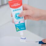 Elaine Ho Instagram - 笑容，是女生最美的武器😁 平常我定期都會進行牙齒美白 結果有段時間牙齒都會很敏感 好多美食都不敢大吃一頓ʚ̴̶̷.ʚ̴̶̷̥̀ 不小心吃到太甜、太冰的食物 真的超級酸😖 在反覆牙敏感還是美麗之間 我選擇了都要👍 我的秘訣就是~ 「高露潔抗敏專家牙膏」✨ 除了牙齒美白🦷 生活中的飲食習慣、清潔方式 都有可能會讓琺瑯質損傷而延伸不同的問題 像是我最在意的牙齒敏感酸痛 而高露潔新推出的的抗敏專家牙膏 我實際使用下來真的快速又有效果(⁎⁍̴̛ᴗ⁍̴̛⁎) 它獨特的速效胺基酸配方* 小分子胺基酸配方會填補我們牙本質外露部位 形成一個「防護網」 🛠️ 「1分鐘」就能有效幫助舒緩牙敏感酸痛、超級有感❛‿˂✧̵ 這次抗敏專家牙膏還添加了雙鋅配方 幫助去除牙菌斑、減少牙齦炎發生率 不管是牙齦還是牙齒 高露潔都幫我照顧的好好的·͜·♡ 刷完牙我還會搭配漱口水一起使用 清潔一次到位🫡 有了高露潔抗敏專家牙膏與漱口水的雙重保護 笑容與口腔護理都是零死角 🤍 現在到momo還有買4送4優惠 再加贈限量好禮唷🎁 🛒 https://bit.ly/3UDRJDd ps.像我很怕牙膏很涼 但這款完全可以接受👌 所以有跟我一樣怕涼的人可以放心購買🛍️ @colgate.taiwan #本文與高露潔合作 #配合正確刷牙及使用漱口水習慣 #高露潔 #抗敏專家 #抗敏感 #速效胺基酸 #一分鐘速抗牙敏感 *來自於精氨酸配方 #配合正確刷牙習慣並按包裝說明使用