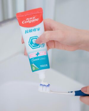 Elaine Ho Instagram - 笑容，是女生最美的武器😁
平常我定期都會進行牙齒美白 
結果有段時間牙齒都會很敏感 
好多美食都不敢大吃一頓ʚ̴̶̷.ʚ̴̶̷̥̀
不小心吃到太甜、太冰的食物 
真的超級酸😖
在反覆牙敏感還是美麗之間 
我選擇了都要👍
 
我的秘訣就是~
「高露潔抗敏專家牙膏」✨
除了牙齒美白🦷
生活中的飲食習慣、清潔方式 
都有可能會讓琺瑯質損傷而延伸不同的問題
像是我最在意的牙齒敏感酸痛 
而高露潔新推出的的抗敏專家牙膏 
我實際使用下來真的快速又有效果(⁎⁍̴̛ᴗ⁍̴̛⁎) 
它獨特的速效胺基酸配方* 
小分子胺基酸配方會填補我們牙本質外露部位 
形成一個「防護網」 🛠️
「1分鐘」就能有效幫助舒緩牙敏感酸痛、超級有感❛‿˂✧̵ 

這次抗敏專家牙膏還添加了雙鋅配方
幫助去除牙菌斑、減少牙齦炎發生率 
不管是牙齦還是牙齒 
高露潔都幫我照顧的好好的·͜·♡ 
刷完牙我還會搭配漱口水一起使用 
清潔一次到位🫡

有了高露潔抗敏專家牙膏與漱口水的雙重保護 
笑容與口腔護理都是零死角 🤍

現在到momo還有買4送4優惠
再加贈限量好禮唷🎁
🛒 https://bit.ly/3UDRJDd

ps.像我很怕牙膏很涼 
但這款完全可以接受👌
所以有跟我一樣怕涼的人可以放心購買🛍️

@colgate.taiwan 

#本文與高露潔合作 #配合正確刷牙及使用漱口水習慣 #高露潔 #抗敏專家 #抗敏感 #速效胺基酸 #一分鐘速抗牙敏感
*來自於精氨酸配方 
#配合正確刷牙習慣並按包裝說明使用