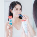 Elaine Ho Instagram - 笑容，是女生最美的武器😁 平常我定期都會進行牙齒美白 結果有段時間牙齒都會很敏感 好多美食都不敢大吃一頓ʚ̴̶̷.ʚ̴̶̷̥̀ 不小心吃到太甜、太冰的食物 真的超級酸😖 在反覆牙敏感還是美麗之間 我選擇了都要👍 我的秘訣就是~ 「高露潔抗敏專家牙膏」✨ 除了牙齒美白🦷 生活中的飲食習慣、清潔方式 都有可能會讓琺瑯質損傷而延伸不同的問題 像是我最在意的牙齒敏感酸痛 而高露潔新推出的的抗敏專家牙膏 我實際使用下來真的快速又有效果(⁎⁍̴̛ᴗ⁍̴̛⁎) 它獨特的速效胺基酸配方* 小分子胺基酸配方會填補我們牙本質外露部位 形成一個「防護網」 🛠️ 「1分鐘」就能有效幫助舒緩牙敏感酸痛、超級有感❛‿˂✧̵ 這次抗敏專家牙膏還添加了雙鋅配方 幫助去除牙菌斑、減少牙齦炎發生率 不管是牙齦還是牙齒 高露潔都幫我照顧的好好的·͜·♡ 刷完牙我還會搭配漱口水一起使用 清潔一次到位🫡 有了高露潔抗敏專家牙膏與漱口水的雙重保護 笑容與口腔護理都是零死角 🤍 現在到momo還有買4送4優惠 再加贈限量好禮唷🎁 🛒 https://bit.ly/3UDRJDd ps.像我很怕牙膏很涼 但這款完全可以接受👌 所以有跟我一樣怕涼的人可以放心購買🛍️ @colgate.taiwan #本文與高露潔合作 #配合正確刷牙及使用漱口水習慣 #高露潔 #抗敏專家 #抗敏感 #速效胺基酸 #一分鐘速抗牙敏感 *來自於精氨酸配方 #配合正確刷牙習慣並按包裝說明使用