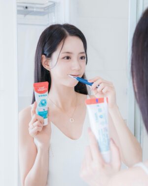 Elaine Ho Instagram - 笑容，是女生最美的武器😁
平常我定期都會進行牙齒美白 
結果有段時間牙齒都會很敏感 
好多美食都不敢大吃一頓ʚ̴̶̷.ʚ̴̶̷̥̀
不小心吃到太甜、太冰的食物 
真的超級酸😖
在反覆牙敏感還是美麗之間 
我選擇了都要👍
 
我的秘訣就是~
「高露潔抗敏專家牙膏」✨
除了牙齒美白🦷
生活中的飲食習慣、清潔方式 
都有可能會讓琺瑯質損傷而延伸不同的問題
像是我最在意的牙齒敏感酸痛 
而高露潔新推出的的抗敏專家牙膏 
我實際使用下來真的快速又有效果(⁎⁍̴̛ᴗ⁍̴̛⁎) 
它獨特的速效胺基酸配方* 
小分子胺基酸配方會填補我們牙本質外露部位 
形成一個「防護網」 🛠️
「1分鐘」就能有效幫助舒緩牙敏感酸痛、超級有感❛‿˂✧̵ 

這次抗敏專家牙膏還添加了雙鋅配方
幫助去除牙菌斑、減少牙齦炎發生率 
不管是牙齦還是牙齒 
高露潔都幫我照顧的好好的·͜·♡ 
刷完牙我還會搭配漱口水一起使用 
清潔一次到位🫡

有了高露潔抗敏專家牙膏與漱口水的雙重保護 
笑容與口腔護理都是零死角 🤍

現在到momo還有買4送4優惠
再加贈限量好禮唷🎁
🛒 https://bit.ly/3UDRJDd

ps.像我很怕牙膏很涼 
但這款完全可以接受👌
所以有跟我一樣怕涼的人可以放心購買🛍️

@colgate.taiwan 

#本文與高露潔合作 #配合正確刷牙及使用漱口水習慣 #高露潔 #抗敏專家 #抗敏感 #速效胺基酸 #一分鐘速抗牙敏感
*來自於精氨酸配方 
#配合正確刷牙習慣並按包裝說明使用