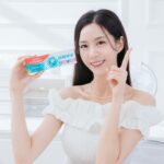 Elaine Ho Instagram - 笑容，是女生最美的武器😁 平常我定期都會進行牙齒美白 結果有段時間牙齒都會很敏感 好多美食都不敢大吃一頓ʚ̴̶̷.ʚ̴̶̷̥̀ 不小心吃到太甜、太冰的食物 真的超級酸😖 在反覆牙敏感還是美麗之間 我選擇了都要👍 我的秘訣就是~ 「高露潔抗敏專家牙膏」✨ 除了牙齒美白🦷 生活中的飲食習慣、清潔方式 都有可能會讓琺瑯質損傷而延伸不同的問題 像是我最在意的牙齒敏感酸痛 而高露潔新推出的的抗敏專家牙膏 我實際使用下來真的快速又有效果(⁎⁍̴̛ᴗ⁍̴̛⁎) 它獨特的速效胺基酸配方* 小分子胺基酸配方會填補我們牙本質外露部位 形成一個「防護網」 🛠️ 「1分鐘」就能有效幫助舒緩牙敏感酸痛、超級有感❛‿˂✧̵ 這次抗敏專家牙膏還添加了雙鋅配方 幫助去除牙菌斑、減少牙齦炎發生率 不管是牙齦還是牙齒 高露潔都幫我照顧的好好的·͜·♡ 刷完牙我還會搭配漱口水一起使用 清潔一次到位🫡 有了高露潔抗敏專家牙膏與漱口水的雙重保護 笑容與口腔護理都是零死角 🤍 現在到momo還有買4送4優惠 再加贈限量好禮唷🎁 🛒 https://bit.ly/3UDRJDd ps.像我很怕牙膏很涼 但這款完全可以接受👌 所以有跟我一樣怕涼的人可以放心購買🛍️ @colgate.taiwan #本文與高露潔合作 #配合正確刷牙及使用漱口水習慣 #高露潔 #抗敏專家 #抗敏感 #速效胺基酸 #一分鐘速抗牙敏感 *來自於精氨酸配方 #配合正確刷牙習慣並按包裝說明使用