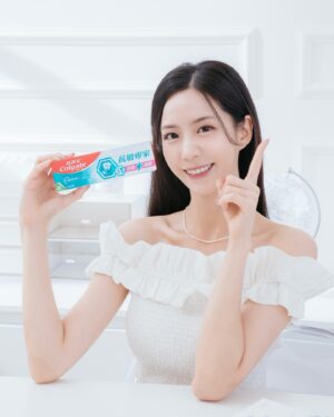Elaine Ho Instagram - 笑容，是女生最美的武器😁
平常我定期都會進行牙齒美白 
結果有段時間牙齒都會很敏感 
好多美食都不敢大吃一頓ʚ̴̶̷.ʚ̴̶̷̥̀
不小心吃到太甜、太冰的食物 
真的超級酸😖
在反覆牙敏感還是美麗之間 
我選擇了都要👍
 
我的秘訣就是~
「高露潔抗敏專家牙膏」✨
除了牙齒美白🦷
生活中的飲食習慣、清潔方式 
都有可能會讓琺瑯質損傷而延伸不同的問題
像是我最在意的牙齒敏感酸痛 
而高露潔新推出的的抗敏專家牙膏 
我實際使用下來真的快速又有效果(⁎⁍̴̛ᴗ⁍̴̛⁎) 
它獨特的速效胺基酸配方* 
小分子胺基酸配方會填補我們牙本質外露部位 
形成一個「防護網」 🛠️
「1分鐘」就能有效幫助舒緩牙敏感酸痛、超級有感❛‿˂✧̵ 

這次抗敏專家牙膏還添加了雙鋅配方
幫助去除牙菌斑、減少牙齦炎發生率 
不管是牙齦還是牙齒 
高露潔都幫我照顧的好好的·͜·♡ 
刷完牙我還會搭配漱口水一起使用 
清潔一次到位🫡

有了高露潔抗敏專家牙膏與漱口水的雙重保護 
笑容與口腔護理都是零死角 🤍

現在到momo還有買4送4優惠
再加贈限量好禮唷🎁
🛒 https://bit.ly/3UDRJDd

ps.像我很怕牙膏很涼 
但這款完全可以接受👌
所以有跟我一樣怕涼的人可以放心購買🛍️

@colgate.taiwan 

#本文與高露潔合作 #配合正確刷牙及使用漱口水習慣 #高露潔 #抗敏專家 #抗敏感 #速效胺基酸 #一分鐘速抗牙敏感
*來自於精氨酸配方 
#配合正確刷牙習慣並按包裝說明使用