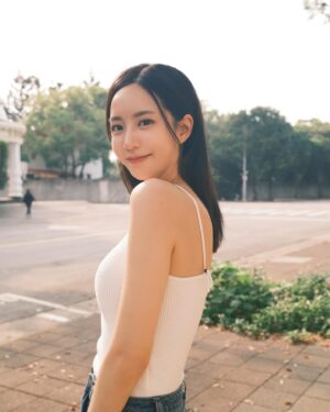 Elaine Ho Instagram - 港式小姐姐

📷/ X100VI
📸/ @shy159753151 
👜/ @loewe 
👗/ @squarebear.thelabel
